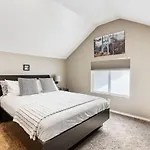 Dazzling 3Bd, 2Ba Home With Private Deck Near Alberta