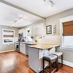 Dazzling 3Bd, 2Ba Home With Private Deck Near Alberta