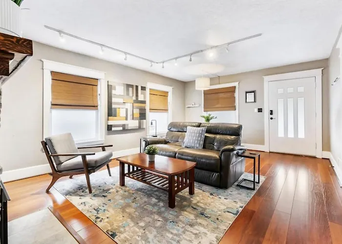 Dazzling 3Bd, 2Ba Home With Private Deck Near Alberta