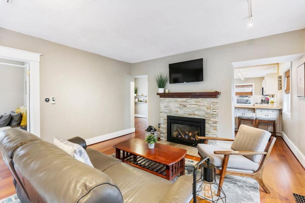 Holiday home Dazzling 3bd, 2ba With Private Deck Near Alberta