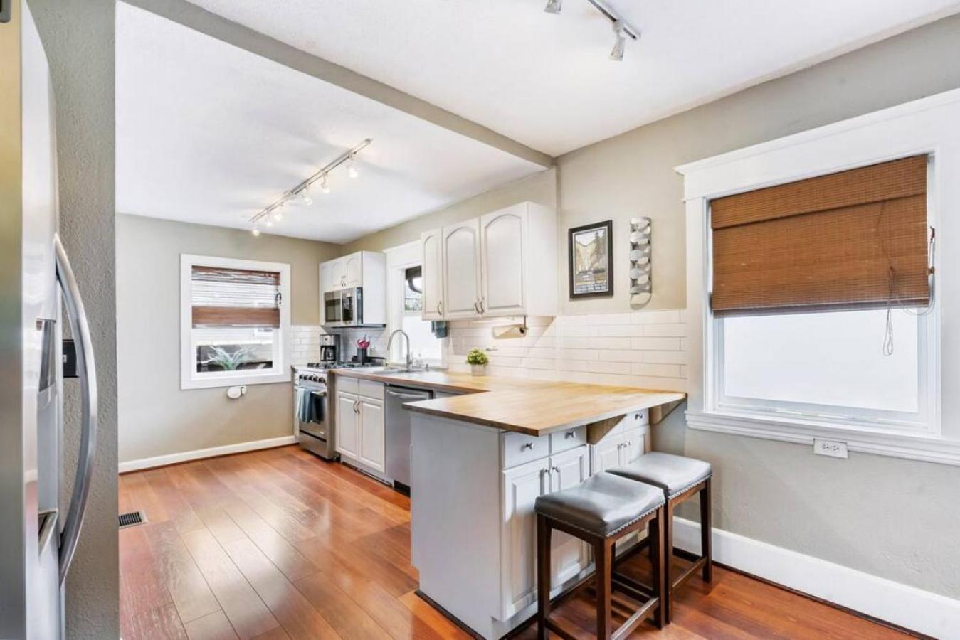 Dazzling 3bd, 2ba With Private Deck Near Alberta