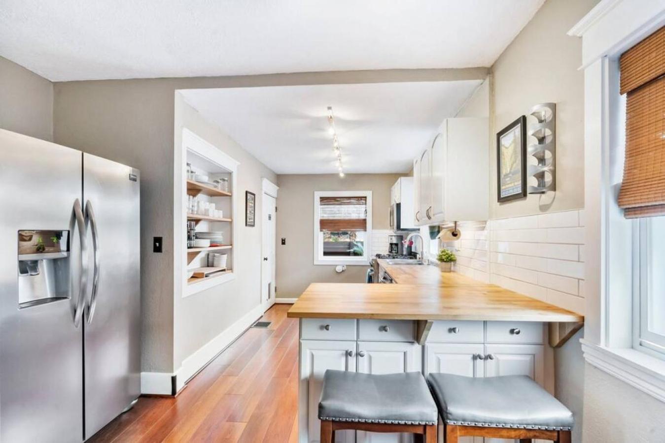 Dazzling 3bd, 2ba With Private Deck Near Alberta